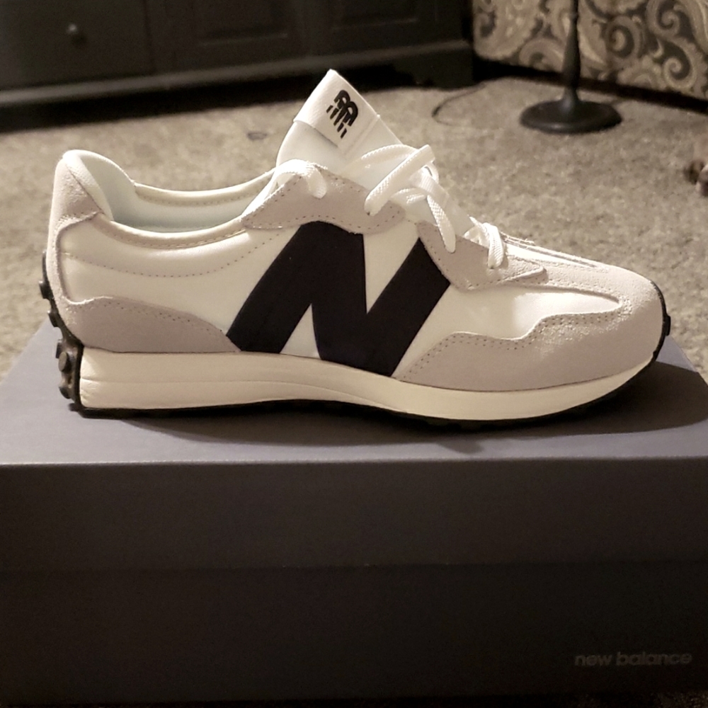 Women's 8.5 New Balance 327